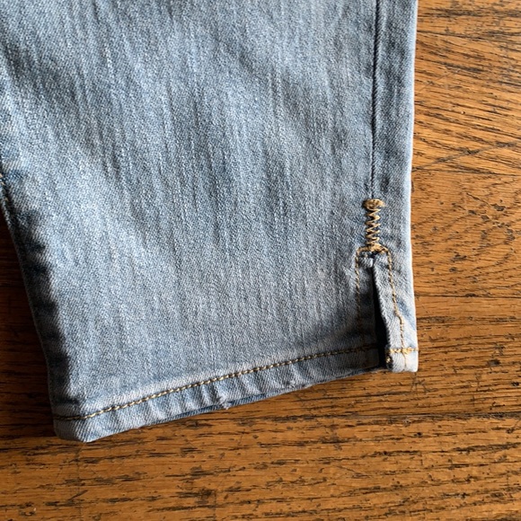 GAP LIGHT WASH JEANS (12/31) - Picture 8 of 11